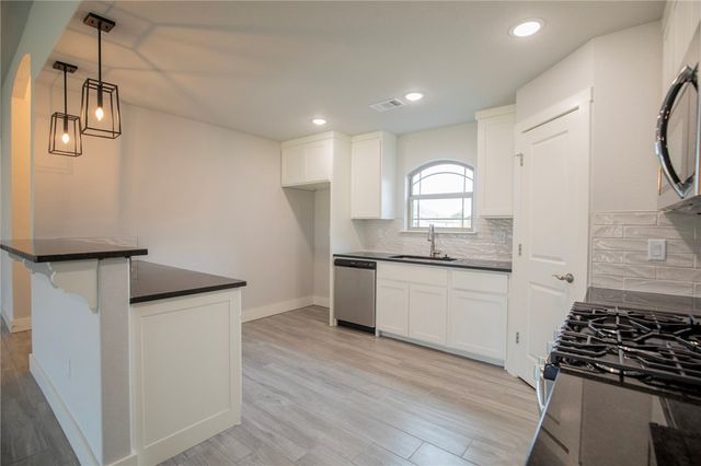 1029 Autumn Royal Lane, Lowell, AR 72745