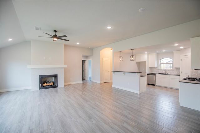 1029 Autumn Royal Lane, Lowell, AR 72745