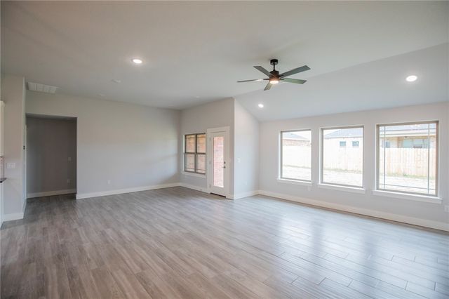 1029 Autumn Royal Lane, Lowell, AR 72745