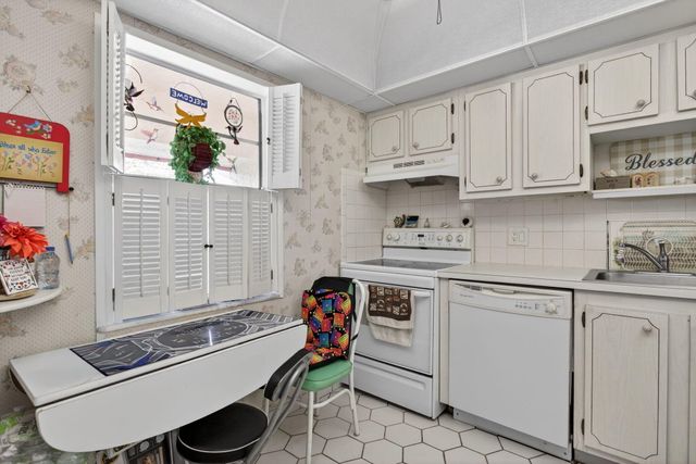 1030 Country Club Drive 407, Margate, FL 33063