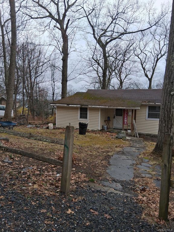 26 Oakwood Trail S, Monroe, NY 10950