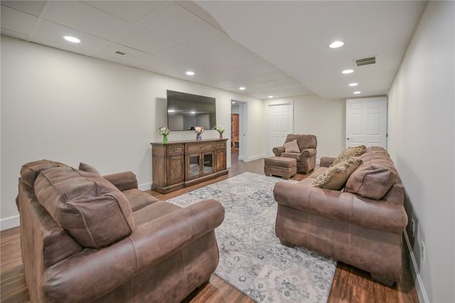 224 Roscommon Drive, Springfield, OH 45503