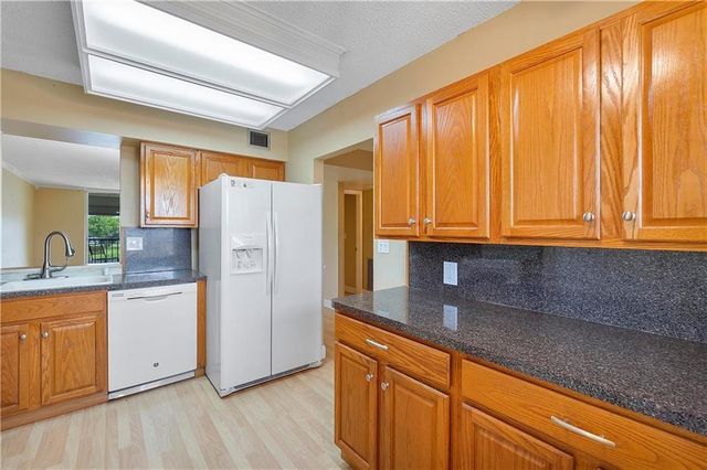 7210 Lake Circle Drive 306, Margate, FL 33063