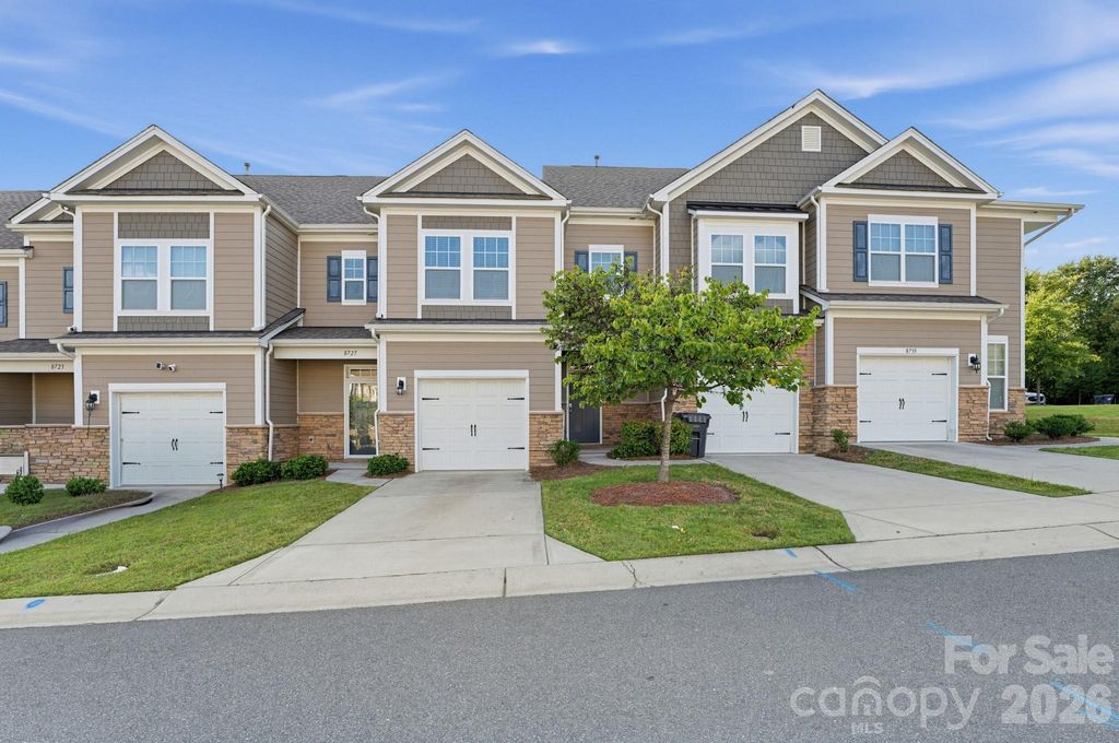8727 Harris Lake Lane, Charlotte, NC 28269