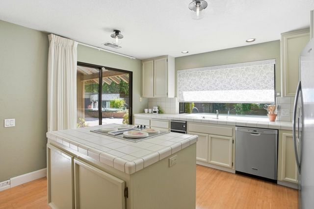 11598 Sutters Mill Cir, Gold River, CA 95670