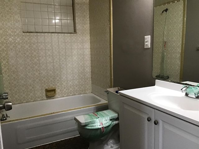 9458 Chamberlain Street, Romulus, MI 48174