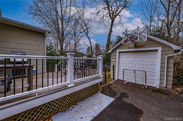 75 Bar Beach Road, Port Washington, NY 11050