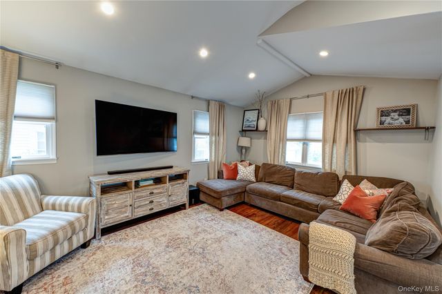 75 Bar Beach Road, Port Washington, NY 11050