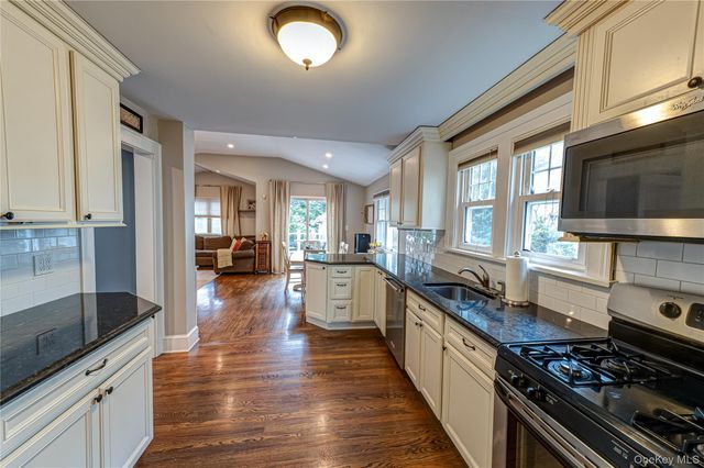 75 Bar Beach Road, Port Washington, NY 11050