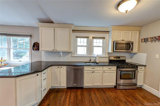 75 Bar Beach Road, Port Washington, NY 11050