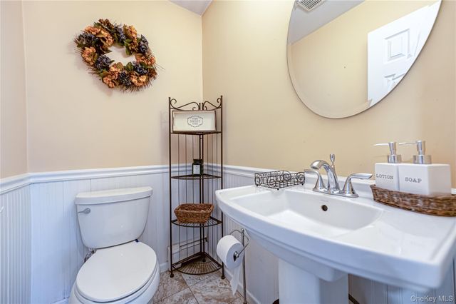 75 Bar Beach Road, Port Washington, NY 11050