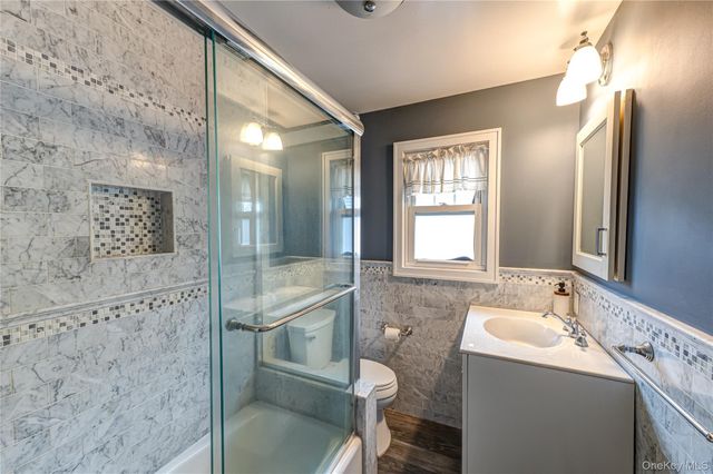 75 Bar Beach Road, Port Washington, NY 11050