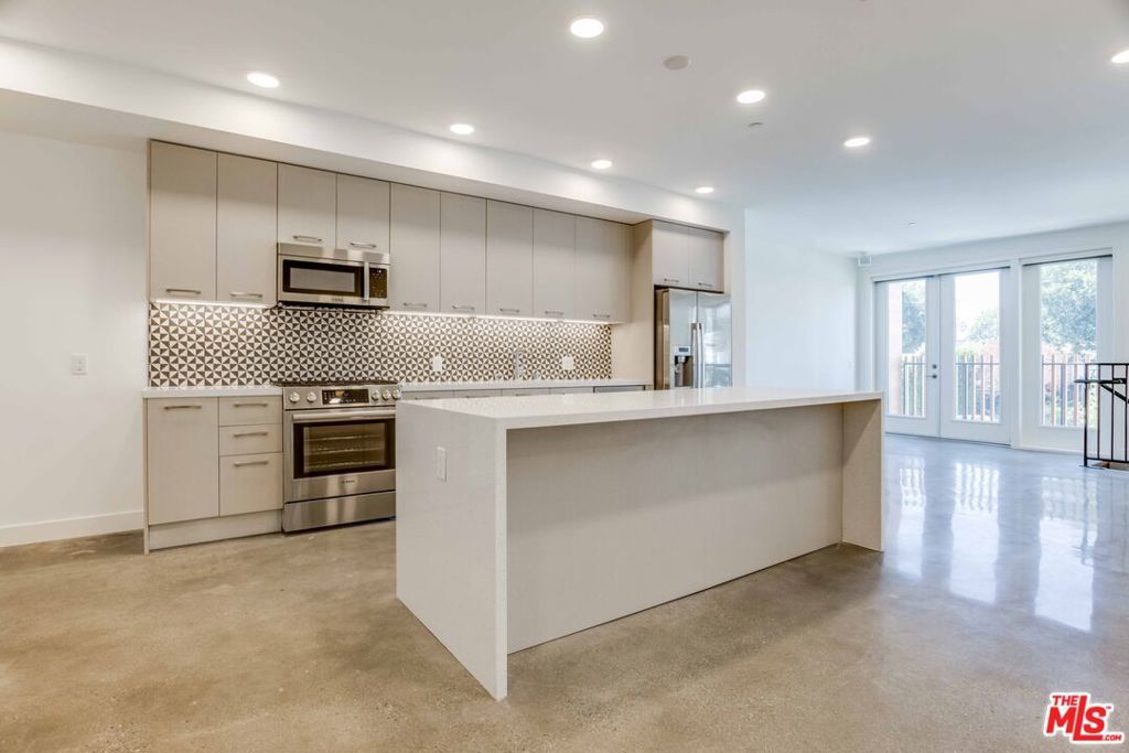 1250 N Fairfax Avenue 504, West Hollywood, CA 90046