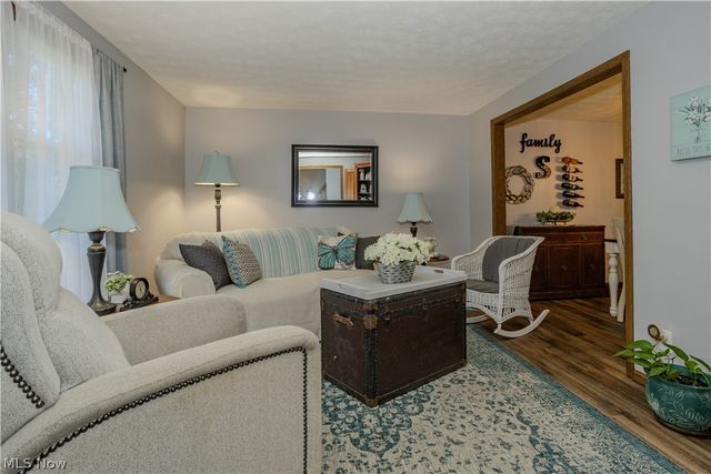 11805 Meadowlane Avenue NW, Uniontown, OH 44685