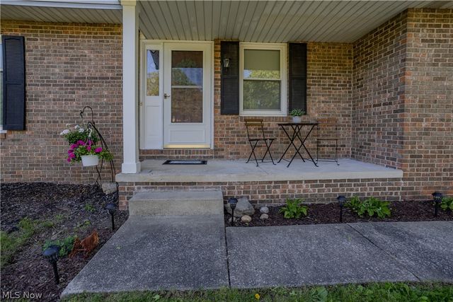 11805 Meadowlane Avenue NW, Uniontown, OH 44685