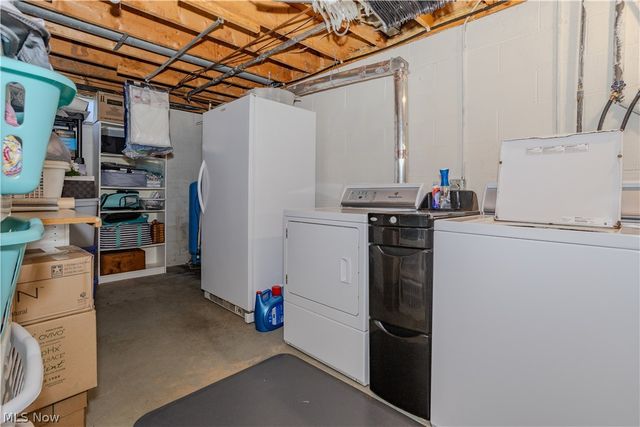 11805 Meadowlane Avenue NW, Uniontown, OH 44685