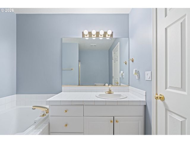 22046 Sw GRAHAMS FERRY Rd C, Tualatin, OR 97062