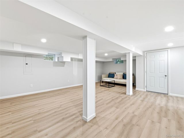 22 Shorehaven Lane, Manhasset, NY 11030