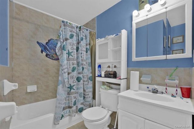 931 E 216th Street, Bronx, NY 10469