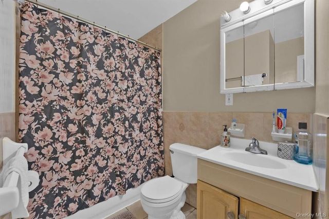 931 E 216th Street, Bronx, NY 10469