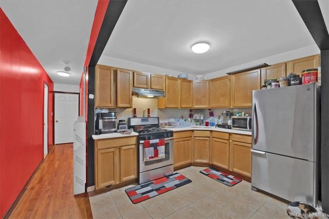 931 E 216th Street, Bronx, NY 10469