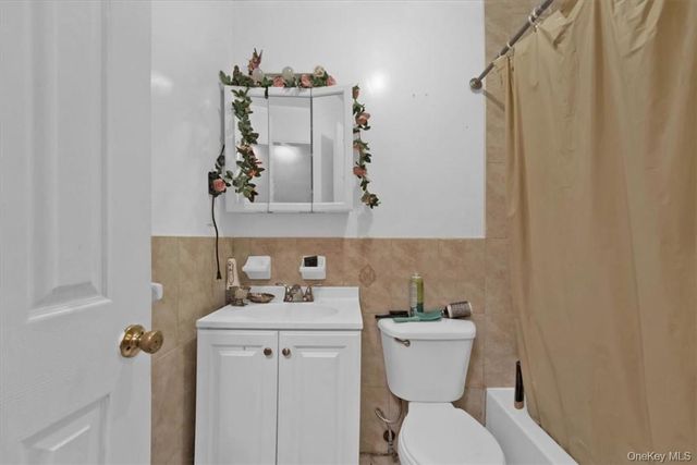 931 E 216th Street, Bronx, NY 10469