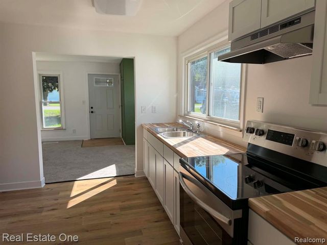 1396 Potter Boulevard, Burton, MI 48509