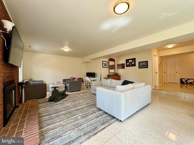 6728 CHURCHILL RD, Mclean, VA 22101