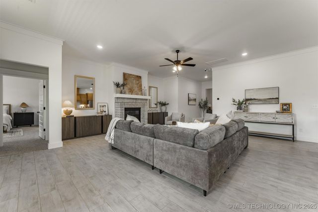 2056 E 129th Place S, Jenks, OK 74037