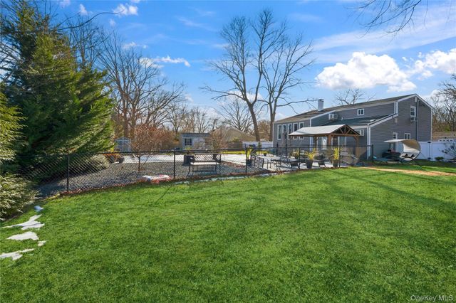 15 Autumn Drive, Mount Sinai, NY 11766