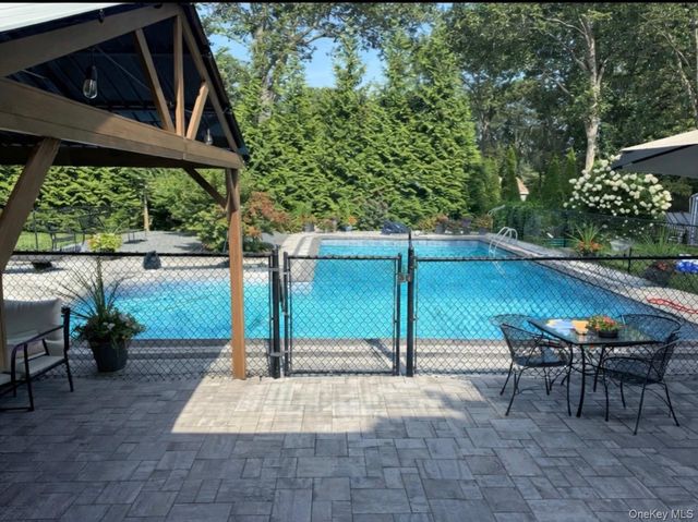 15 Autumn Drive, Mount Sinai, NY 11766