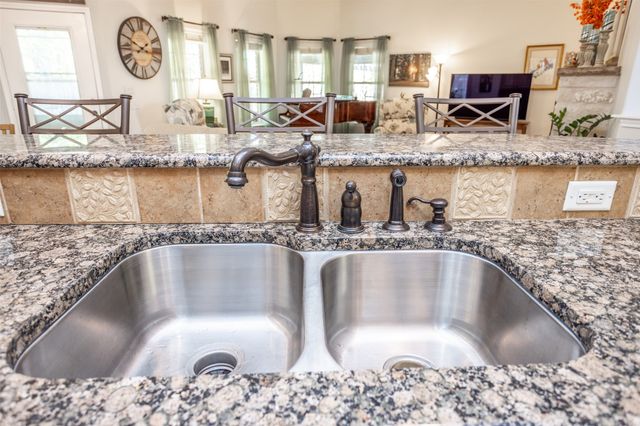 116 Ashlyn Court, Whitesboro, TX 76273