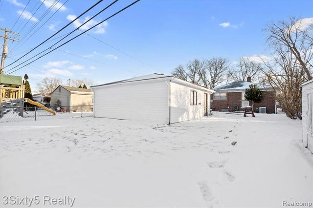 18650 Grey Avenue, Allen Park, MI 48101