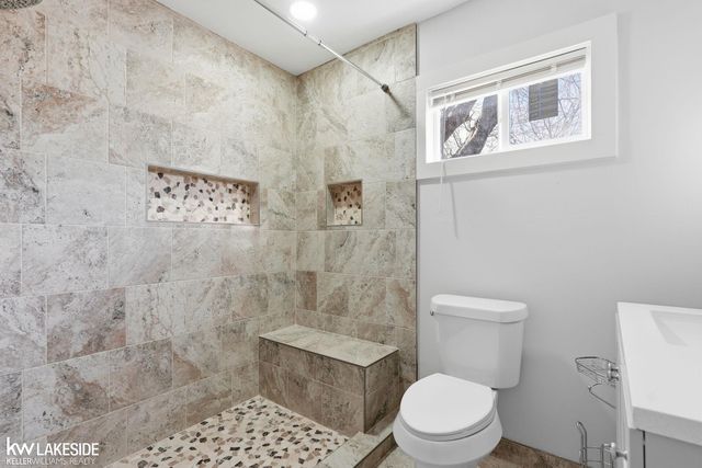 1012 E Pearl Avenue, Hazel Park, MI 48030