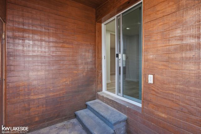 1012 E Pearl Avenue, Hazel Park, MI 48030