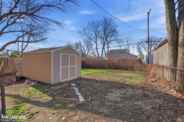 1012 E Pearl Avenue, Hazel Park, MI 48030