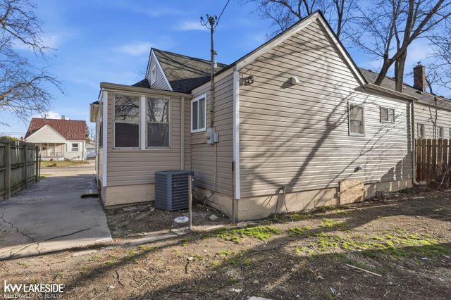 1012 E Pearl Avenue, Hazel Park, MI 48030