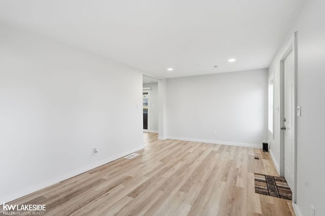 1012 E Pearl Avenue, Hazel Park, MI 48030