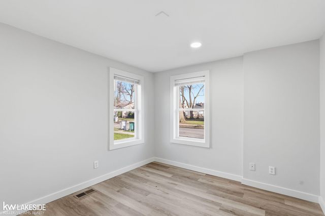 1012 E Pearl Avenue, Hazel Park, MI 48030