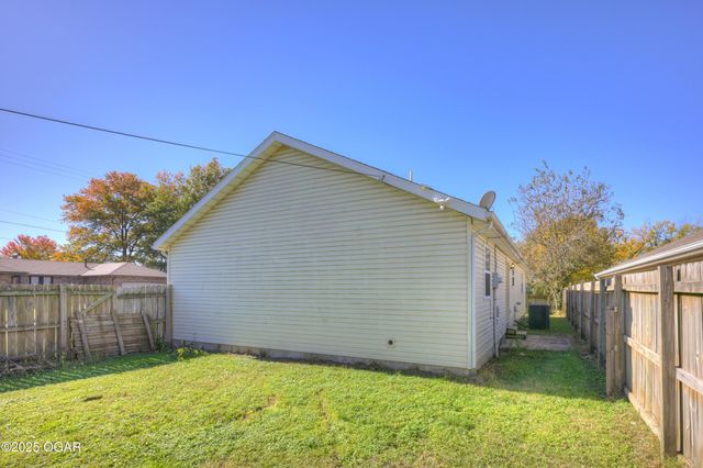 203 N Adams Avenue, Joplin, MO 64801