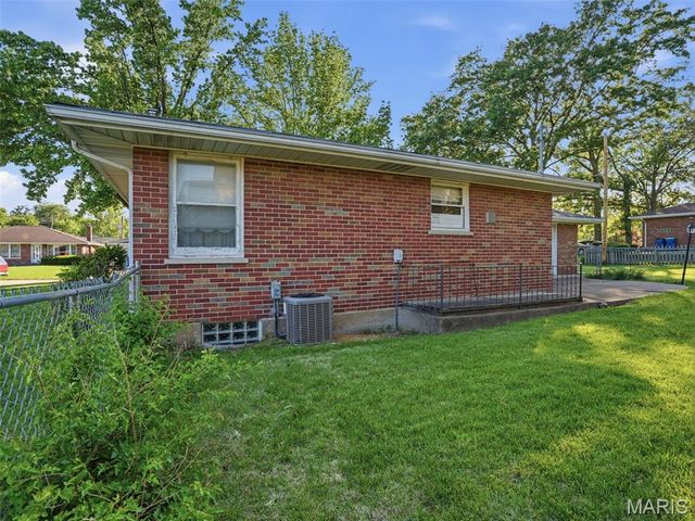 3631 Park Crest Drive, St Louis, MO 63125