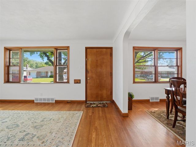 3631 Park Crest Drive, St Louis, MO 63125