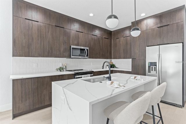 2512 W CHESTNUT STREET, Tampa, FL 33607