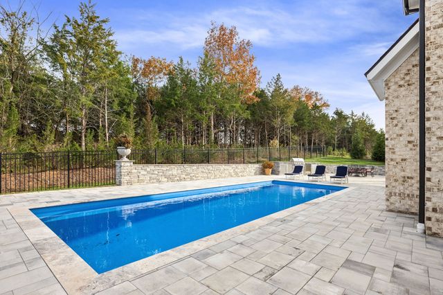 1016 Sinatra Dr, Nolensville, TN 37135