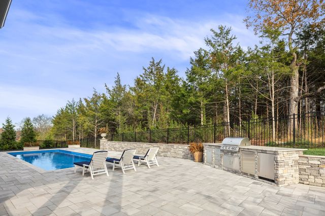 1016 Sinatra Dr, Nolensville, TN 37135