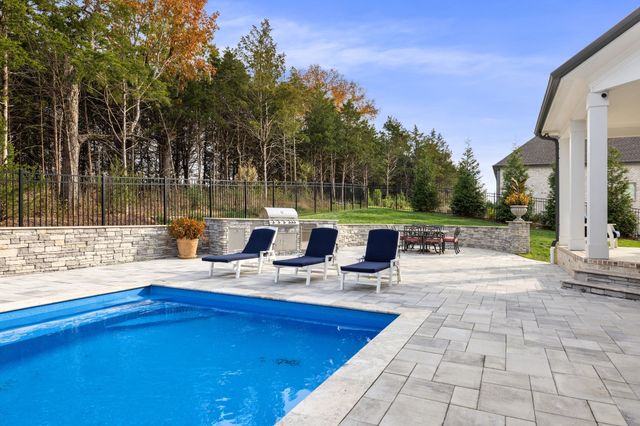 1016 Sinatra Dr, Nolensville, TN 37135