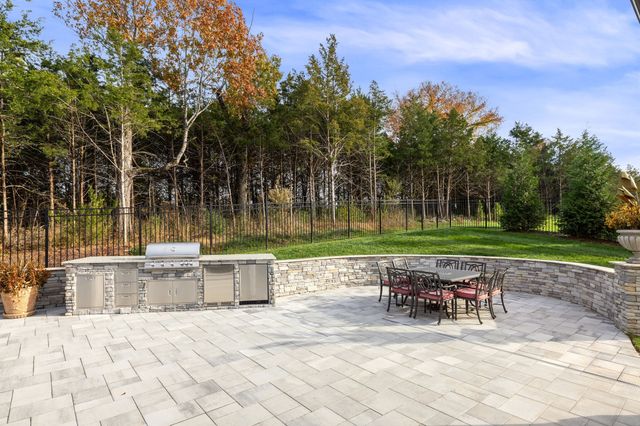 1016 Sinatra Dr, Nolensville, TN 37135