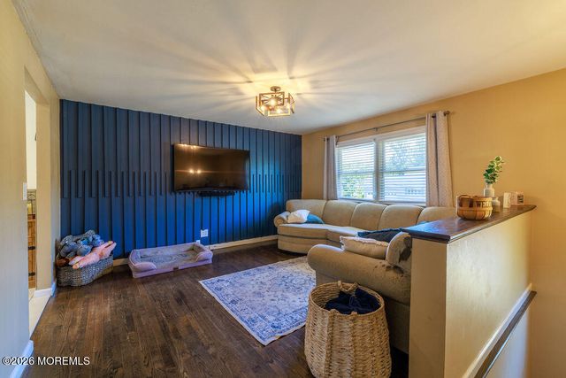 17 Hampton Road, Howell, NJ 07731