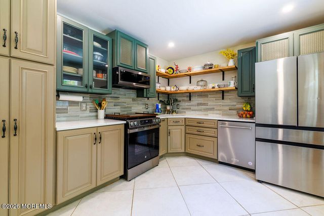 17 Hampton Road, Howell, NJ 07731