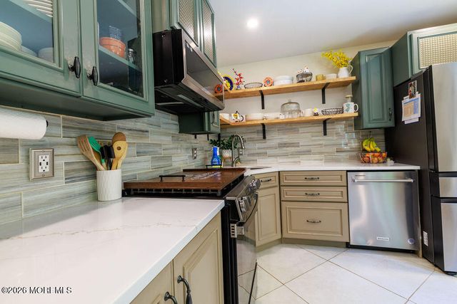 17 Hampton Road, Howell, NJ 07731